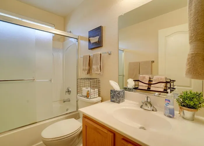 1 Mi To Stadium! W/ Patio & Hot Tub