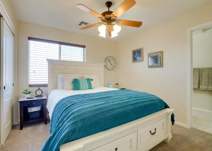 1 Mi To Stadium! W/ Patio & Hot Tub Surprise
