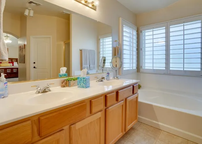 1 Mi To Stadium! W/ Patio & Hot Tub *