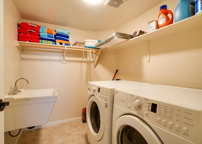 1 Mi To Stadium! W/ Patio & Hot Tub *