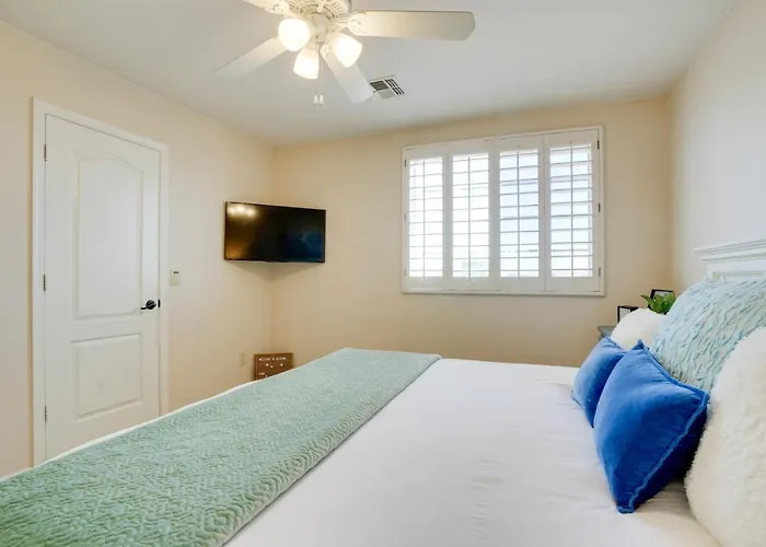 1 Mi To Stadium! W/ Patio & Hot Tub Surprise