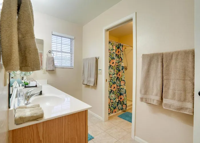 1 Mi To Stadium! W/ Patio & Hot Tub * Surprise