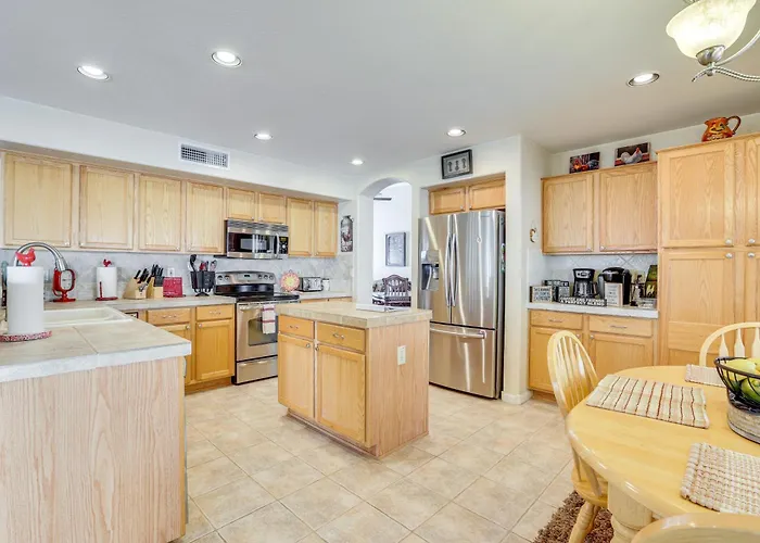 1 Mi To Stadium! W/ Patio & Hot Tub *