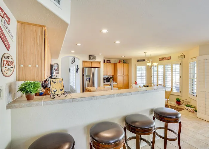 1 Mi To Stadium! W/ Patio & Hot Tub Holiday home