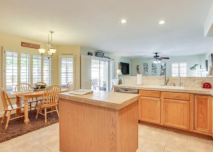 Holiday home 1 Mi To Stadium! W/ Patio & Hot Tub