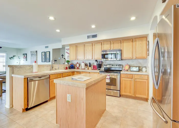 Holiday home 1 Mi To Stadium! W/ Patio & Hot Tub *