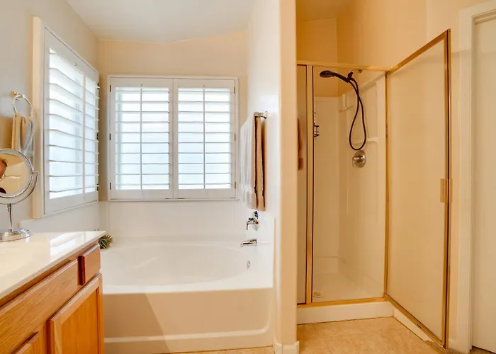 1 Mi To Stadium! W/ Patio & Hot Tub *