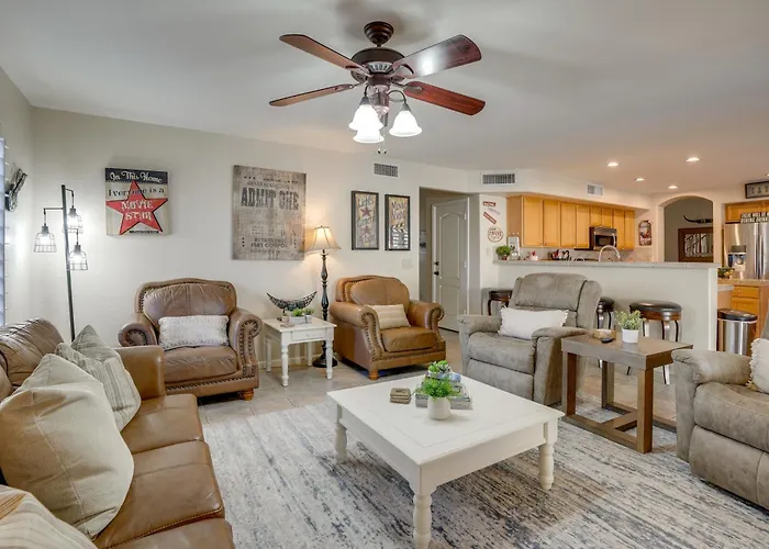 1 Mi To Stadium! W/ Patio & Hot Tub Holiday home
