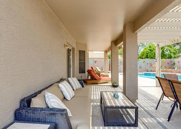 Holiday home 1 Mi To Stadium! W/ Patio & Hot Tub Surprise