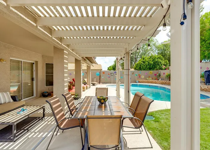 1 Mi To Stadium! W/ Patio & Hot Tub Surprise