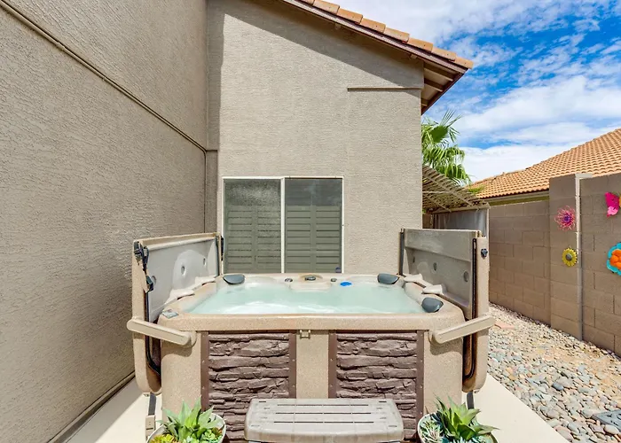 1 Mi To Stadium! W/ Patio & Hot Tub Holiday home