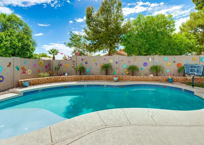 1 Mi To Stadium! W/ Patio & Hot Tub Holiday home Surprise