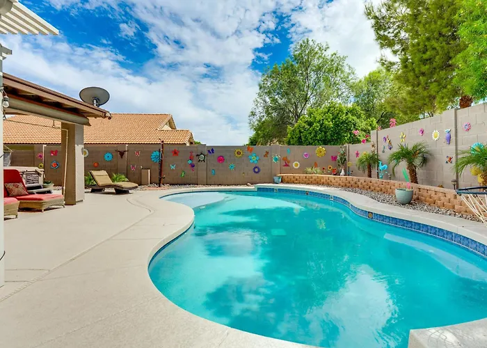 Holiday home 1 Mi To Stadium! W/ Patio & Hot Tub Surprise