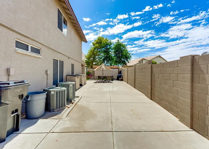 1 Mi To Stadium! W/ Patio & Hot Tub Surprise
