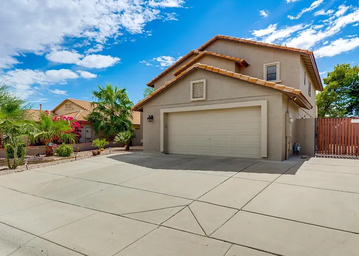 1 Mi To Stadium! W/ Patio & Hot Tub Holiday home